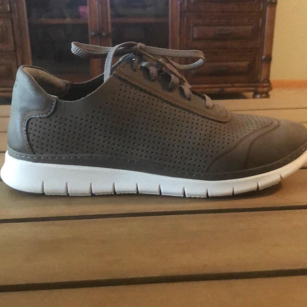 Women’s Vionic Gray Casual Sneakers 👟